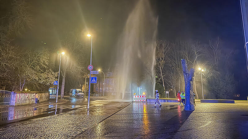 In der Nacht zum Freitag (28. November 2025) schoss vor der Bamberger Konzerthalle eine rund 20 Meter hohe Wasserfont&auml;ne aus dem Boden.