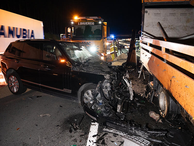 Land Rover kracht in Warnanh&auml;nger: Fahrer mittelschwer verletzt &ndash; Mindestens 100.000 Euro SchadenLandrover Warnanh&auml;nger A3