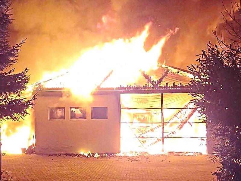 Alle Lagerhallen des Aussiedlerhofs in der N&auml;he von Sorg wurden Opfer der Flammen.