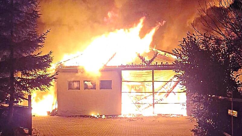 Alle Lagerhallen des Aussiedlerhofs in der N&auml;he von Sorg wurden Opfer der Flammen.
