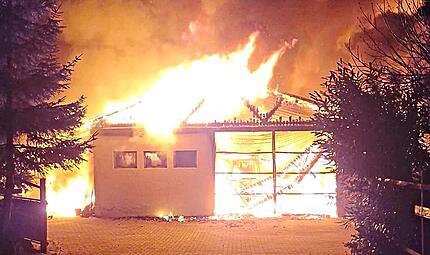 Alle Lagerhallen des Aussiedlerhofs in der N&auml;he von Sorg wurden Opfer der Flammen.
