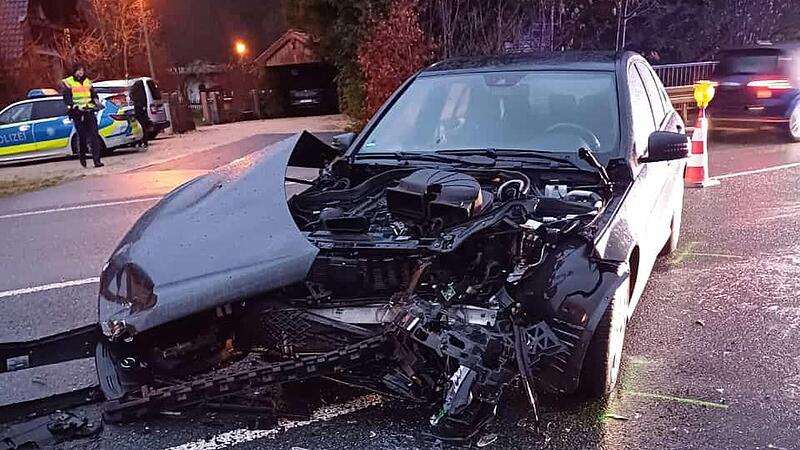 An beiden unfallbeteiligten Autos entstand Totalschaden.