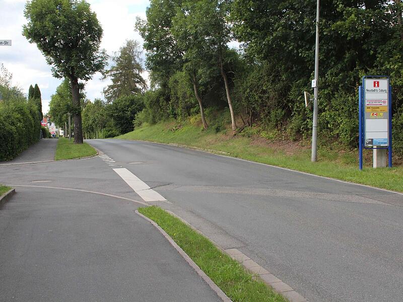 Nach Festlegung des Neustadter Verkehrssenates soll in der Heubischer Straße (Einmündung Ernst-Bergmann-Straße auf der rechten Straßenseite ein Radfahrschutzstreifen in Verbindung mit einer Geschwindigkeitsbegrenzung auf 30 Stundenkilometer einger... Nach Festlegung des Neustadter Verkehrssenates soll in der Heubischer Straße (Einmündung Ernst-Bergmann-Straße auf der rechten Straßenseite ein Radfahrschutzstreifen in Verbindung mit einer Geschwindigkeitsbegrenzung auf 30 Stundenkilometer einger...