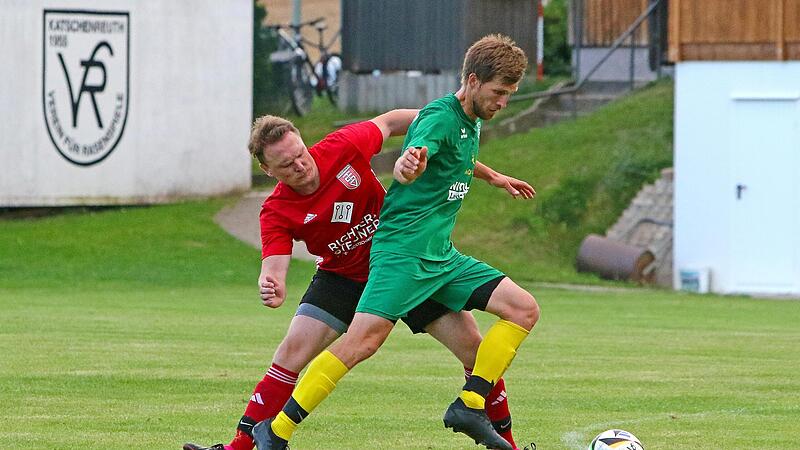 Der TSV 08 Kulmbach um  Christian Ohnem&uuml;ller (links) musste sich am Donnerstagabend in der Kreisliga Bayreuth-Kulmbach dem VfR-Katschenreuth II um  Christoph Schwarz mit 0:1 geschlagen geben.