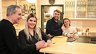 Ein Restaurant für Familien: die neuen Pächter im Danilos in der Gaststätte der Stiftung TSV Eintracht im Sportpark Eintracht, v.l.n.r. Vater Mehmet, Tochter Gülperi, Sohn Ozan und Mutter Hülya Yardimci