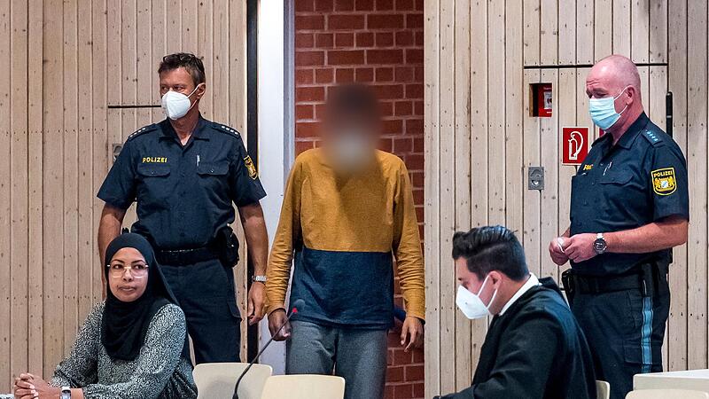 Der Beschuldigte Abdirahman J. (Mitte) nutzte nicht die Gelegenheit, das letzte Wort zu ergreifen.