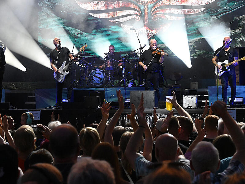 Die fünfköpfige Band Santiano hat mit ihrem Mix aus Schlager sowie Seemanns- und Volksliedern die zahlreichen Fans im Luitpoldpark beglückt.