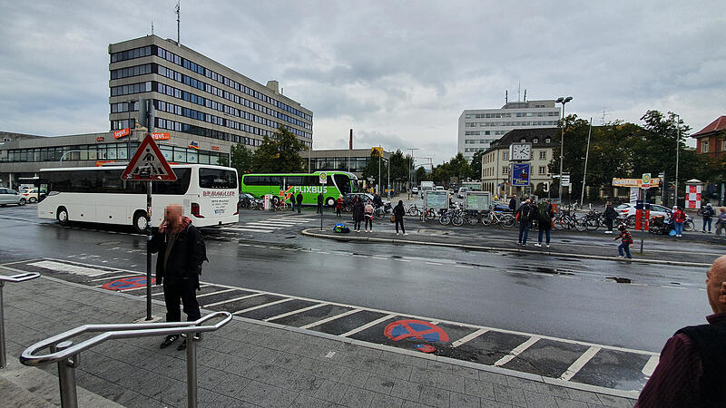 Der Bamberger Bahnhofsvorplatz ist an Tristesse kaum zu &uuml;berbieten
