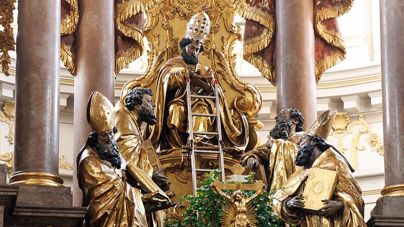 Papstkrone wird in Münchner Kirche entfernt