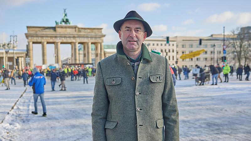 Hubert Aiwanger  bei einer Protestveranstaltung von Lkw-Fahrern vor dem Brandenburger Tor in Berlin.