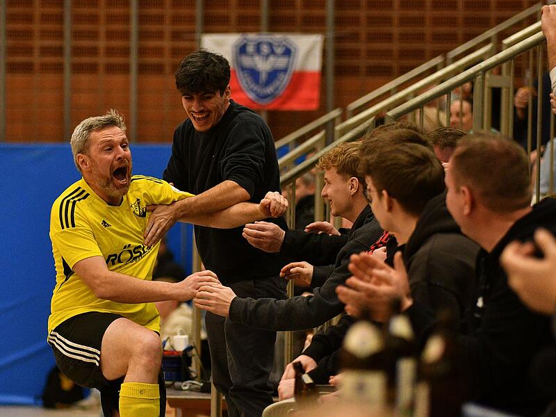 Da brechen alle D&auml;me. Der Siedler Markus Kerner hat den entscheidenden Neunmeter getroffen und st&uuml;rmt direkt in den Fanblock.