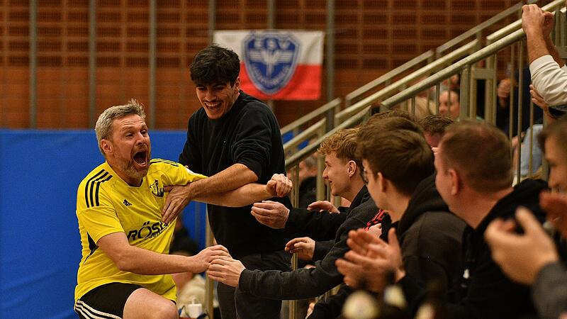 Da brechen alle D&auml;me. Der Siedler Markus Kerner hat den entscheidenden Neunmeter getroffen und st&uuml;rmt direkt in den Fanblock.