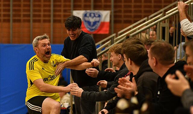 Da brechen alle D&auml;me. Der Siedler Markus Kerner hat den entscheidenden Neunmeter getroffen und st&uuml;rmt direkt in den Fanblock.