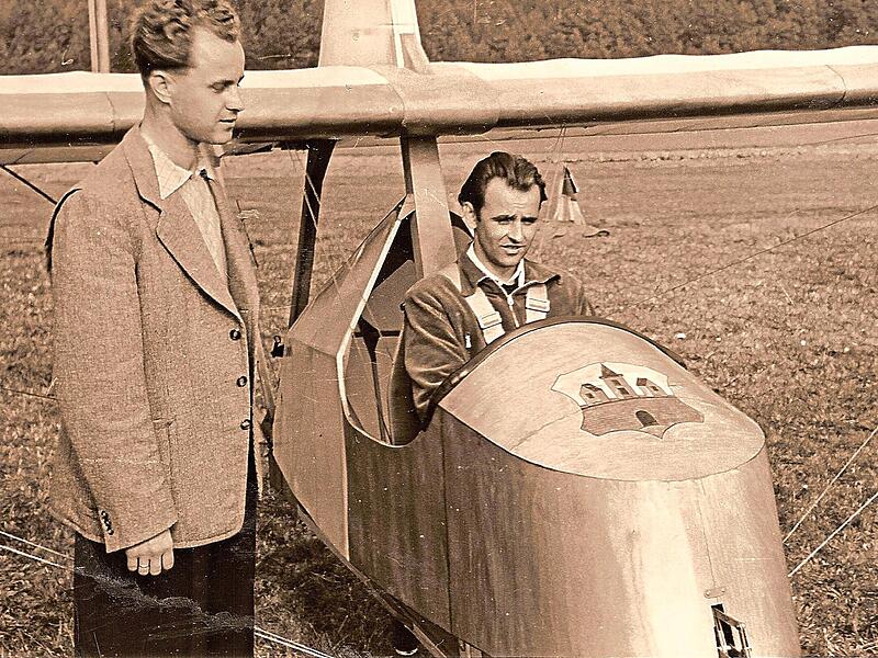 Bei einem Flugtag am 4. Oktober 1958 wurde die SG 38 auf den Namen Stadt Burgkunstadt getauft. Erwin Lauer bricht zu einem Jungfernflug mit dem Segelflieger auf, der am Bug das Stadtwappen trägt. Links im Bild Erwin Gahn. Segelfluggruppe Kordigas... Bei einem Flugtag am 4. Oktober 1958 wurde die SG 38 auf den Namen Stadt Burgkunstadt getauft. Erwin Lauer bricht zu einem Jungfernflug mit dem Segelflieger auf, der am Bug das Stadtwappen trägt. Links im Bild Erwin Gahn. Segelfluggruppe Kordigas...