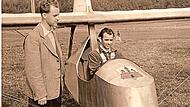 Bei einem Flugtag am 4. Oktober 1958 wurde die SG 38 auf den Namen Stadt Burgkunstadt getauft. Erwin Lauer bricht zu einem Jungfernflug mit dem Segelflieger auf, der am Bug das Stadtwappen trägt. Links im Bild Erwin Gahn. Segelfluggruppe Kordigas... Bei einem Flugtag am 4. Oktober 1958 wurde die SG 38 auf den Namen Stadt Burgkunstadt getauft. Erwin Lauer bricht zu einem Jungfernflug mit dem Segelflieger auf, der am Bug das Stadtwappen trägt. Links im Bild Erwin Gahn. Segelfluggruppe Kordigas...