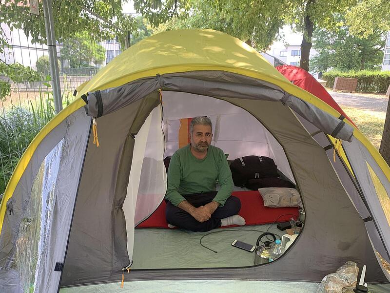 Protest-Camp in Coburg: Mohammad Rezabaki in seinem Zelt vor dem Landratsamt. Protest-Camp in Coburg: Mohammad Rezabaki in seinem Zelt vor dem Landratsamt.