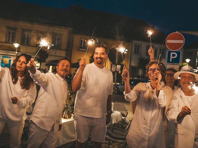 Beim „Diner en blanc“ herrschte wieder eine ganz besondere Stimmung. Beim „Diner en blanc“ herrschte wieder eine ganz besondere Stimmung.
