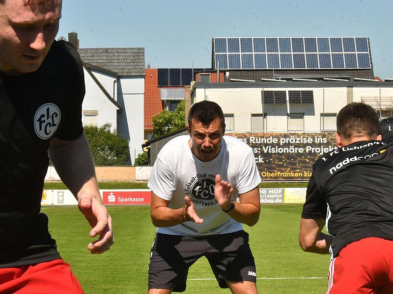 Der Lichtenfelser Trainer Stefan Dietz heizte seinen Spielern vor dem Relegations-Spiel gegen Mistelgau ein. Der Lichtenfelser Trainer Stefan Dietz heizte seinen Spielern vor dem Relegations-Spiel gegen Mistelgau ein.