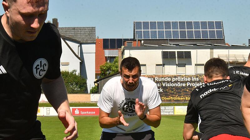 Der Lichtenfelser Trainer Stefan Dietz heizte seinen Spielern vor dem Relegations-Spiel gegen Mistelgau ein. Der Lichtenfelser Trainer Stefan Dietz heizte seinen Spielern vor dem Relegations-Spiel gegen Mistelgau ein.