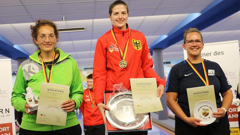 Alena Bimber (Mitte) bei der Siegerehrung neben der Zweitplatzierten Kathrin Hüther (Bad Neustadt/li.) und der Dritten Melanie Helbach (TSV Schott Mainz. Alena Bimber (Mitte) bei der Siegerehrung neben der Zweitplatzierten Kathrin Hüther (Bad Neustadt/li.) und der Dritten Melanie Helbach (TSV Schott Mainz.