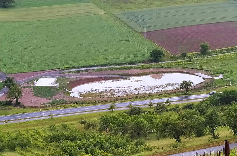 Die neue Entwässerungsanlage an der Kreisstraße bei Ramsthal ist fertig. Abschließend musste  noch die Finanzierung diskutiert werden.