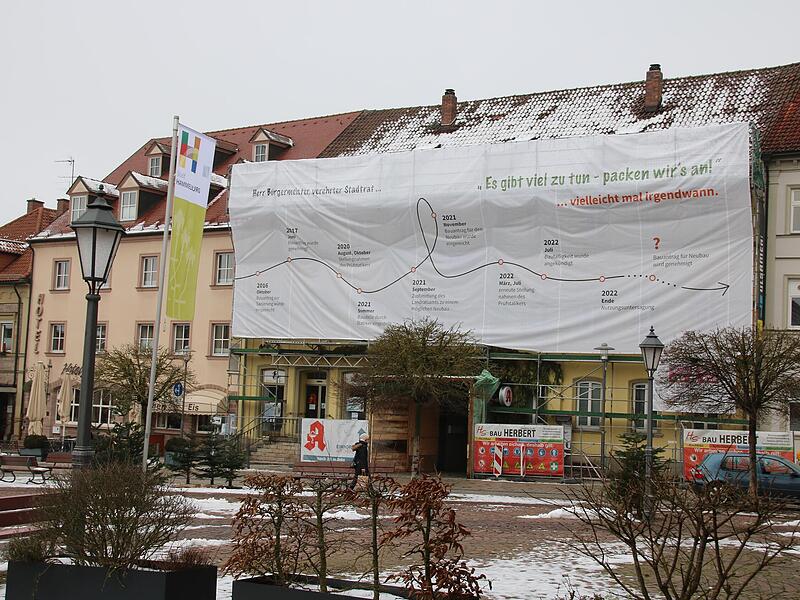 Schon seit Ende 2023 hängt dieses Protestbanner am Marktplatz in Hammelburg. Das Rathaus liegt direkt gegenüber. Schon seit Ende 2023 hängt dieses Protestbanner am Marktplatz in Hammelburg. Das Rathaus liegt direkt gegenüber.
