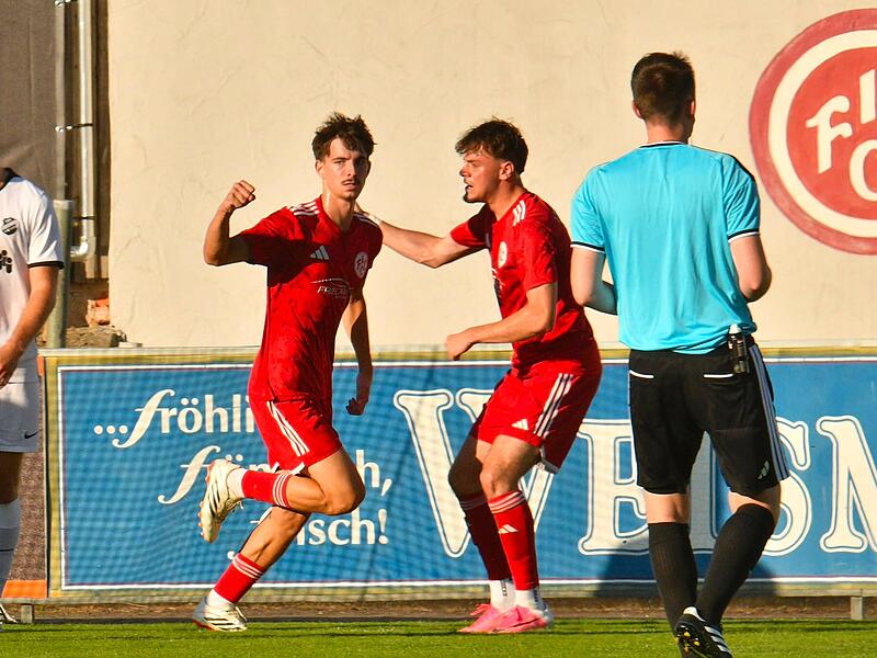 Lichtenfelser Jubel: Cedrik G&auml;belein (links) hat soeben das 1:0 gegen Schammelsdorf erzielt.