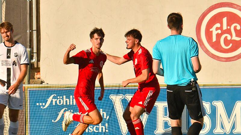 Lichtenfelser Jubel: Cedrik G&auml;belein (links) hat soeben das 1:0 gegen Schammelsdorf erzielt.