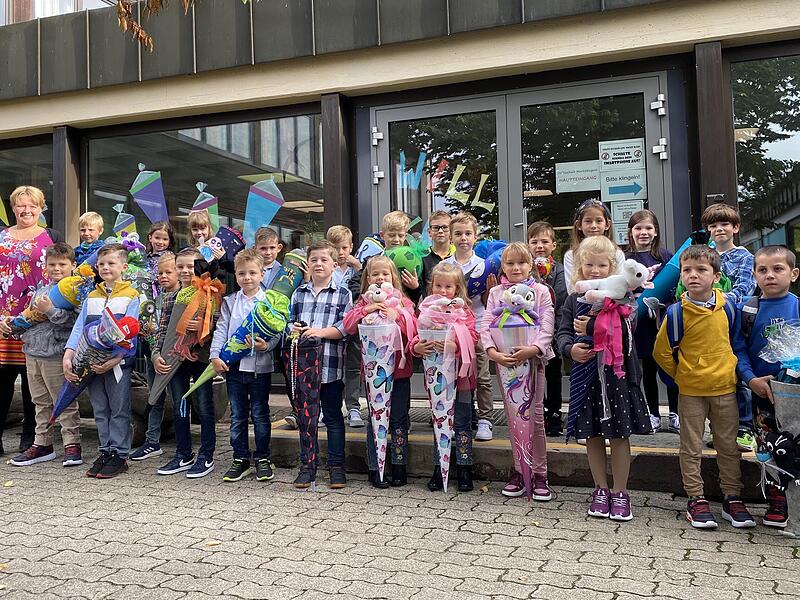 Die Erstklässler der Grundschule Marktleugast mit  Lehrerin Tanja Herold. Es wurden 16 Jungen und acht Mädchen eingeschult.2022 Schulanfang