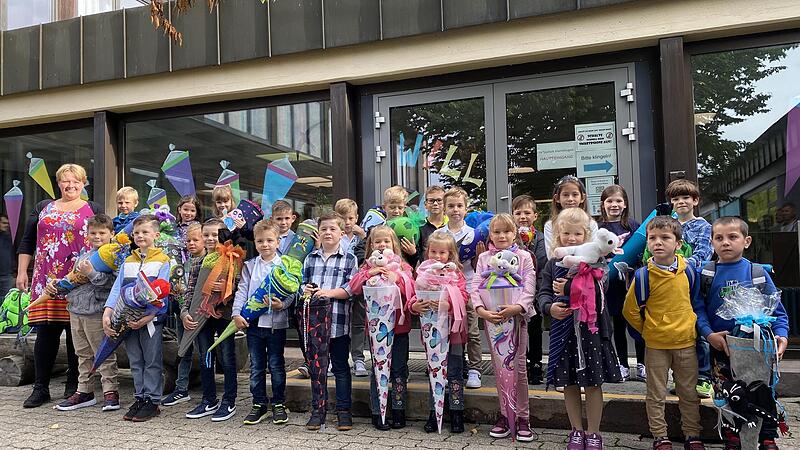 Die Erstklässler der Grundschule Marktleugast mit  Lehrerin Tanja Herold. Es wurden 16 Jungen und acht Mädchen eingeschult.2022 Schulanfang