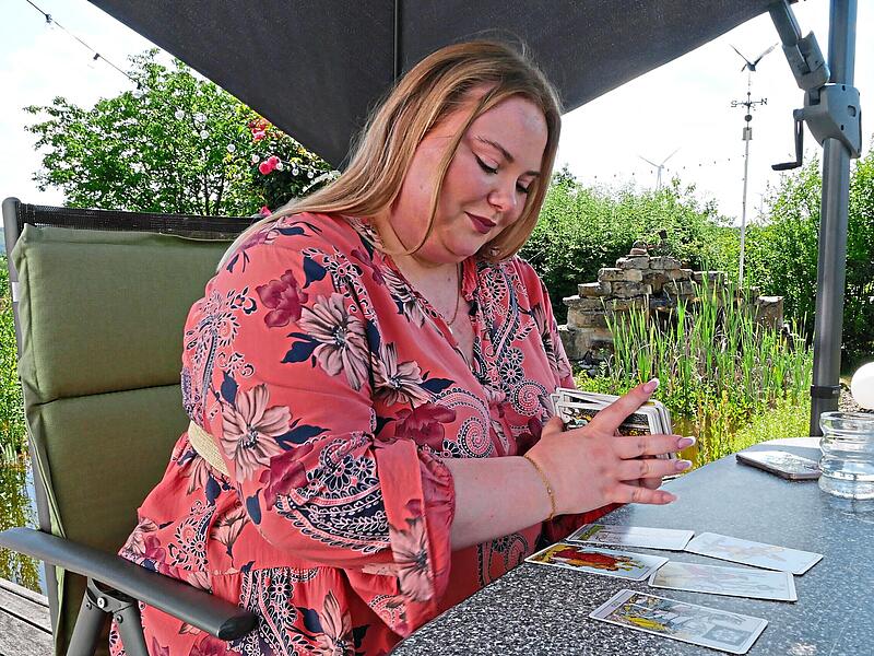 Theresa Back ist Bewusstseinsingenieurin. Sie liest unter anderem Tarotkarten. Philipp Tappe