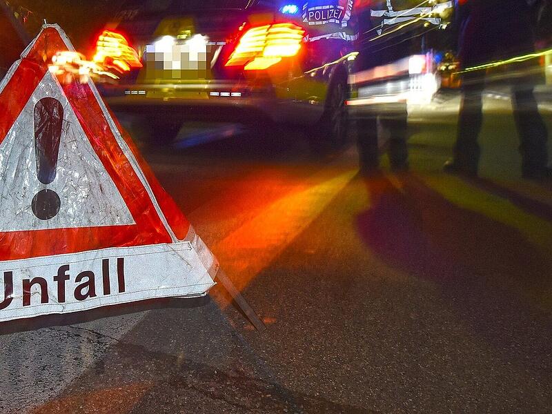 Unfall, Verkehrsunfall, Autounfall, nachts, Symbol