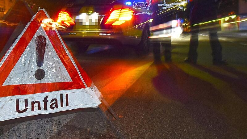 Unfall, Verkehrsunfall, Autounfall, nachts, Symbol