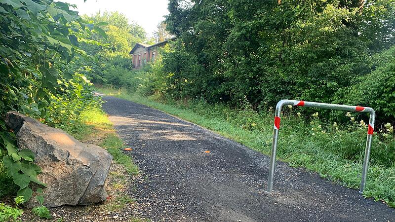 Statt eines weiteren Absperrb&uuml;gels befindet sich jetzt ein gro&szlig;er Stein an der Einfahrt zum Radweg.