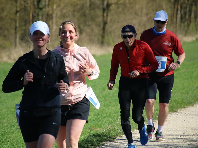 Strahlender Sonnenschein, aber nur niedrige Plusgrade erwartete die L&auml;ufer beim 19. Obermain-Marathon rund um Bad Staffelstein. Die Marathon-Strecke f&uuml;hrte wieder an den beiden Wahrzeichen der Kurstadt, dem Kloster Banz und der Basilika Vierzehnheiligen vorbei.
