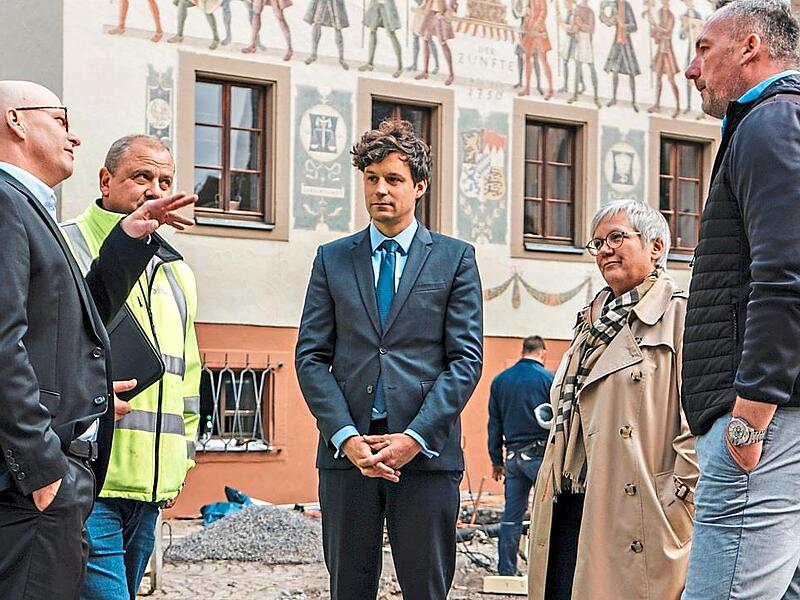 Oberb&uuml;rgermeister Dirk Vogel (von links) im Austausch &uuml;ber Nahw&auml;rme mit Stadtwerke-Projektleiter Martin Hopf, den Stadtwerke-Gesch&auml;ftsf&uuml;hrern, Dr. Ralf Merkl und Anja Binder, sowie Maik Schmeller, Leiter st&auml;dtische Liegenschaften und Geb&auml;udemanag...