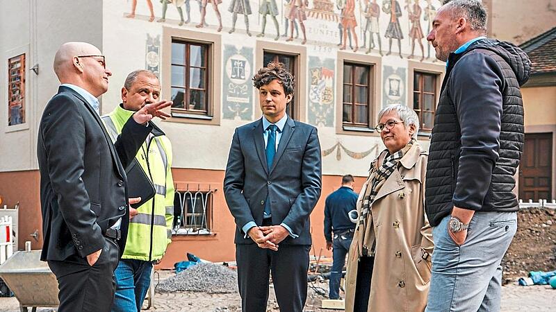 Oberbürgermeister Dirk Vogel (von links) im Austausch über Nahwärme mit Stadtwerke-Projektleiter Martin Hopf, den Stadtwerke-Geschäftsführern, Dr. Ralf Merkl und Anja Binder, sowie Maik Schmeller, Leiter städtische Liegenschaften und Gebäudemanag... Oberbürgermeister Dirk Vogel (von links) im Austausch über Nahwärme mit Stadtwerke-Projektleiter Martin Hopf, den Stadtwerke-Geschäftsführern, Dr. Ralf Merkl und Anja Binder, sowie Maik Schmeller, Leiter städtische Liegenschaften und Gebäudemanag...