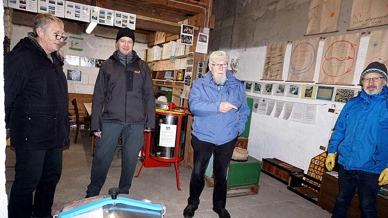 Das &bdquo;Imkereckmuseum&ldquo; wird ger&auml;umt &ndash; und die Mitglieder Manfred Kellner, Erik Busch, Klaus Becker und Norbert Bartolf packten mit an.