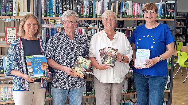 MdL Ursula Sowa (links) und Michaela Reimann (rechts) ließen sich von Peter Deusel und Sabine Jahn die neue Bücherei in Oberhaid zeigen.
