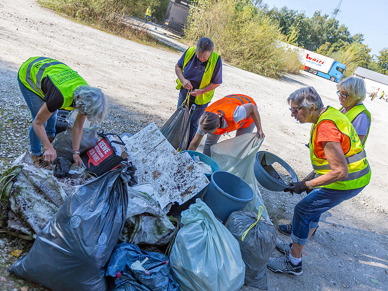 Alle H&auml;nde voll zu tun f&uuml;r die Ehrenamtlichen: Um die 60 Kilogramm M&uuml;ll sammeln die Freiwilligen von Forchheim for Future bei ihren Eins&auml;tzen auf.