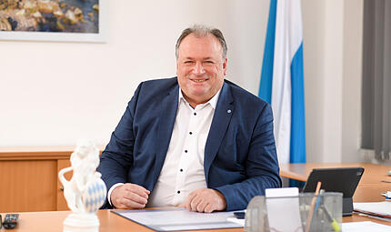 Walter Nussel (CSU) besch&auml;ftigt sich damit, Regularien f&uuml;r B&uuml;rger, Unternehmen und Beh&ouml;rden zu vereinfachen. &bdquo;Wenn wir nicht aufpassen, wird das unser Land irgendwann auf Dauer in die Handlungsunf&auml;higkeit f&uuml;hren&ldquo;, sagt der Beauftragte f&uuml;r B&uuml;rokratieabbau der Bayerischen Staatsregierung.