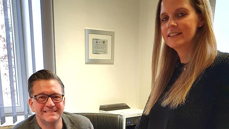 Bürgermeister Karsten Fischkal und Julia Firsching-Vay beantworten Fragen rund um den Aktionstag. Bürgermeister Karsten Fischkal und Julia Firsching-Vay beantworten Fragen rund um den Aktionstag.