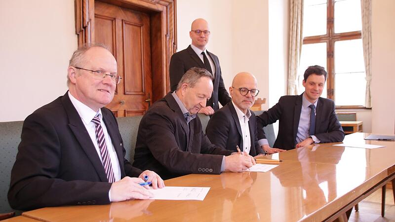 Stadtwerke-Geschäftsführer Manfred Zimmer (von links), Norbert Schmäling, Gunter Häckner und Ralf Merkl unterschreiben die Vereinbarung für die Machbarkeitsstudie unter den Augen von Oberbürgermeister Dirk Vogel (SPD, dahinter) Stadtwerke-Geschäftsführer Manfred Zimmer (von links), Norbert Schmäling, Gunter Häckner und Ralf Merkl unterschreiben die Vereinbarung für die Machbarkeitsstudie unter den Augen von Oberbürgermeister Dirk Vogel (SPD, dahinter)
