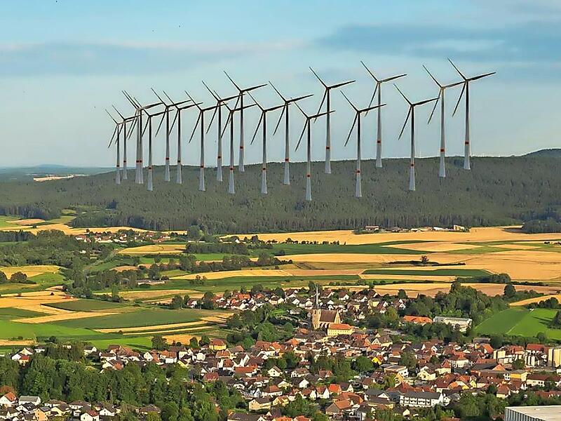 Vor den Auswirkungen des geplanten Windparks im Mainecker Forst warnt eine Bürgerinitiative mit dieser Visualisierung. Zu einem Bürgerentscheid kommt es nicht. Stattdessen nahm der Gemeinderat seinen Beschluss zurück. Die Bürgerinitiative hofft n...