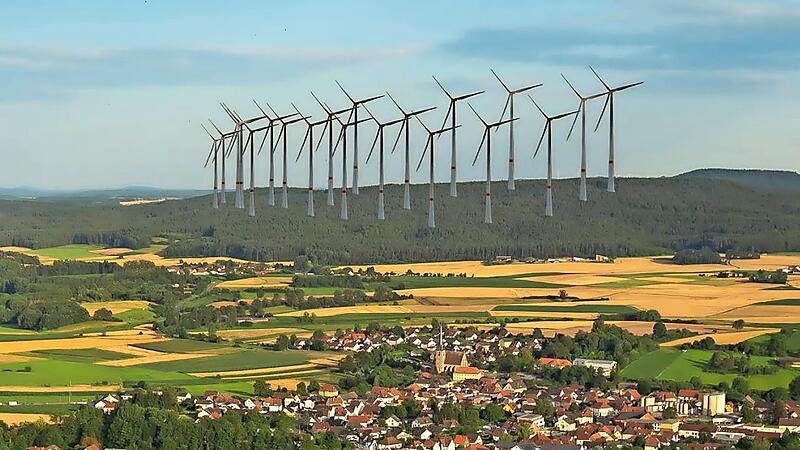 Vor den Auswirkungen des geplanten Windparks im Mainecker Forst warnt eine Bürgerinitiative mit dieser Visualisierung. Zu einem Bürgerentscheid kommt es nicht. Stattdessen nahm der Gemeinderat seinen Beschluss zurück. Die Bürgerinitiative hofft n...