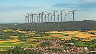 Vor den Auswirkungen des geplanten Windparks im Mainecker Forst warnt eine Bürgerinitiative mit dieser Visualisierung. Zu einem Bürgerentscheid kommt es nicht. Stattdessen nahm der Gemeinderat seinen Beschluss zurück. Die Bürgerinitiative hofft n...