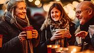 Das ist das besonders Schöne beim Weihnachtsmarkt-Besuch: MIt Freunden treffen und gemeinsam bei einem Glühwein aufwärmen.Forchheim & Fränkische Schweiz