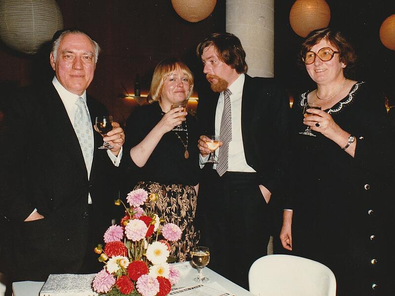 Familienglück hatte Charlotte Kleemann nicht. Friedrich (links) hatte Sohn Dietrich (2. v. re., im Gespräch mit einer Nichte von Charlotte Kleemann) mit in die Ehe gebracht. Was Charlotte Kleemann auch versuchte: Dietrich verschloss sich vor beiden, besuchte auch die Beerdigung des Vaters nicht. Der Jurist, den die "Zeit" später "das Hirn" innerhalb einer EU-Abteilung in Brüssel nannte, starb einsam.