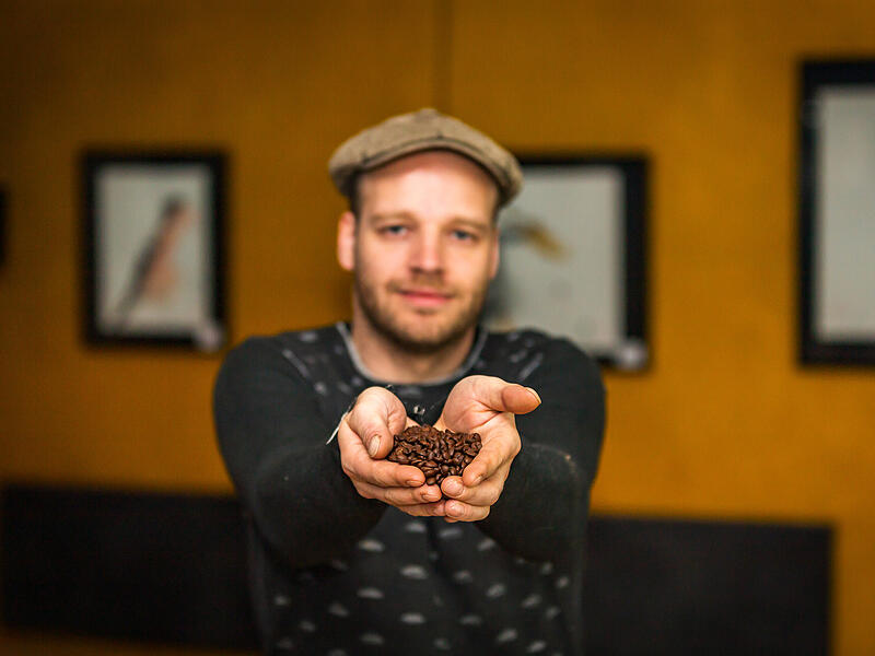 Stefan Petzold betreibt seit mehr als einem Jahr die Kaffeer&ouml;sterei R&ouml;stmal in G&ouml;&szlig;weinstein. Seine Mission: Leidenschaft f&uuml;r Kaffee wecken. Sein Fazit: Es funktioniert.