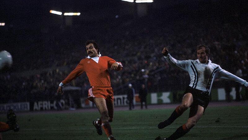 Trikotwerbung gab es noch nicht, als der Thurnauer Karl-Heinz Wohland (links) Profi beim FC Bayern M&uuml;nchen war. Im November 1977 durfte er im UEFA-Cup-Achtelfinale bei Eintracht Frankfurt (rechts Willi Neuberger) von Anfang an ran. In der Bundesli...